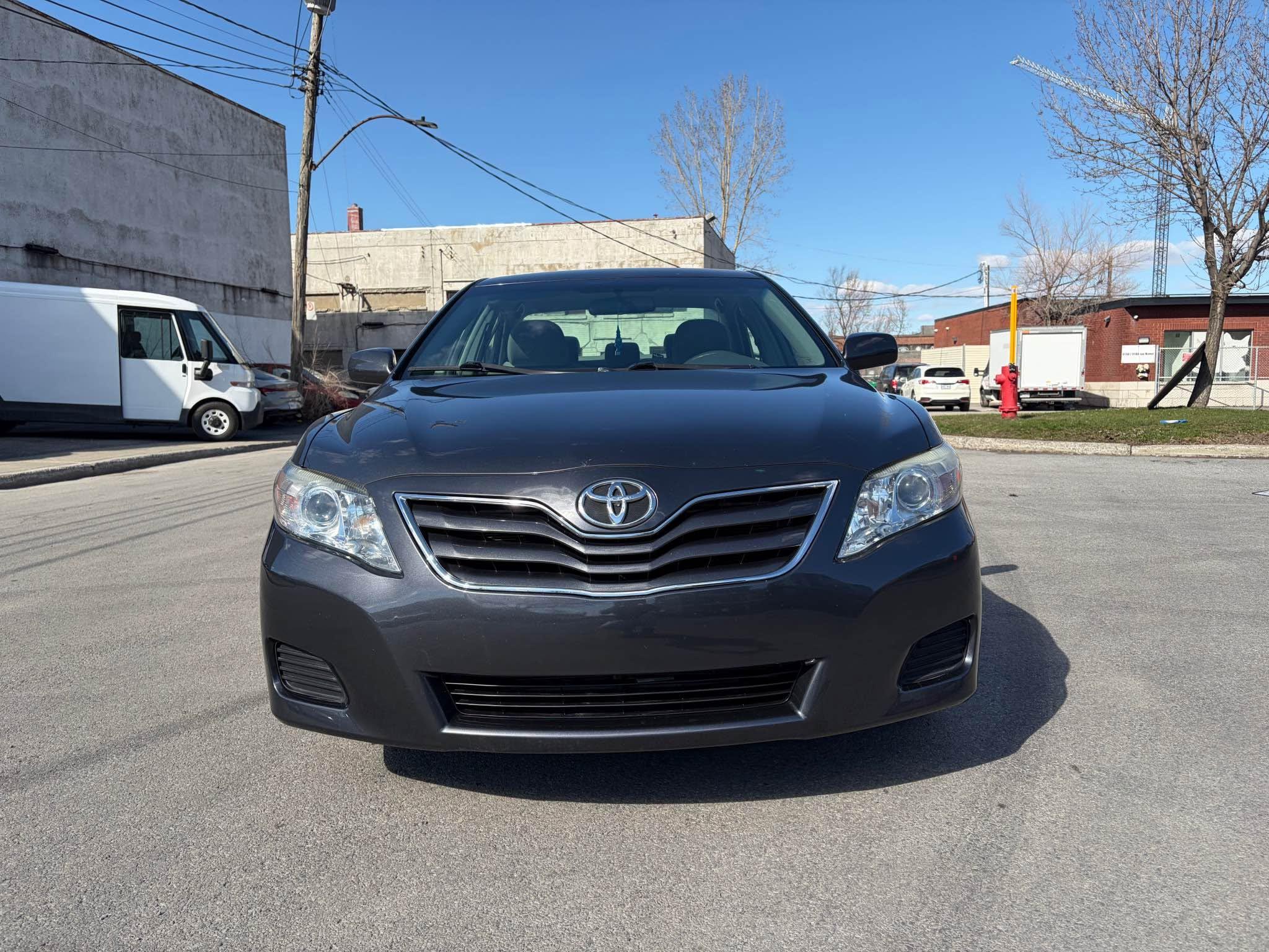 2011 Toyota Camry, photo 2
